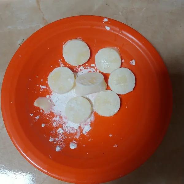 Sebelum di goreng tofu di balur dengan tepung maezena, gunanya supaya saat di goreng tidak mudah hancur.