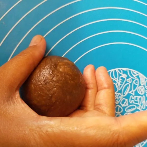 Isi dengan bahan isi. Bulatkan lagi, kemudian di rounding.