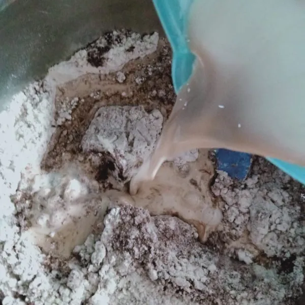 Aduk rata bahan A. Lalu masukkan bahan B.