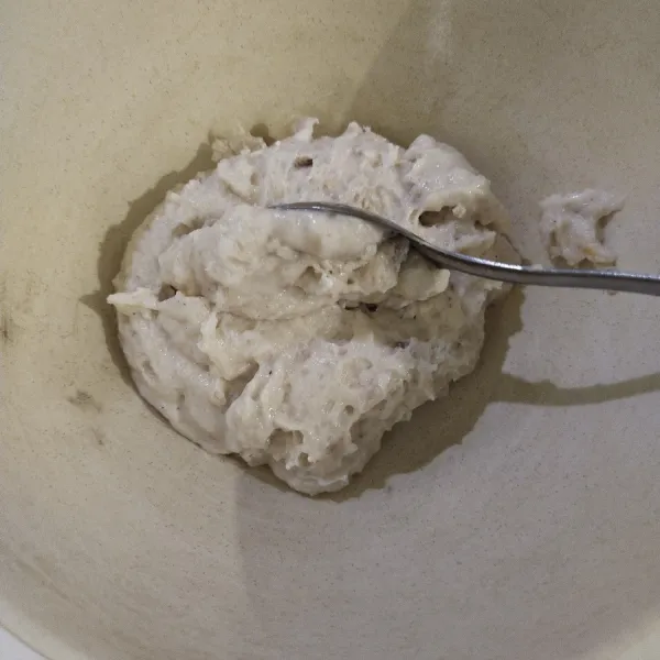 Langkah yang pertama, haluskan daging ayam dan tepung terigu beserta tepung maizena, aduk sampai rata.