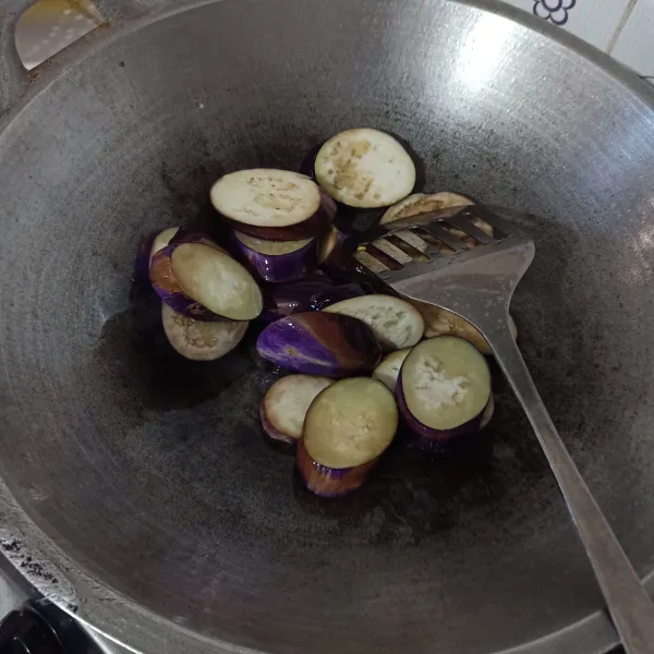 Goreng dengan secukupnya minyak sampai layu, tiriskan.