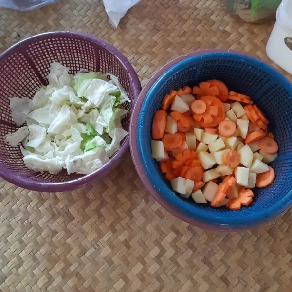 Potong-potong sayur sesuai selera, lalu cuci hingga bersih dan tiriskan.