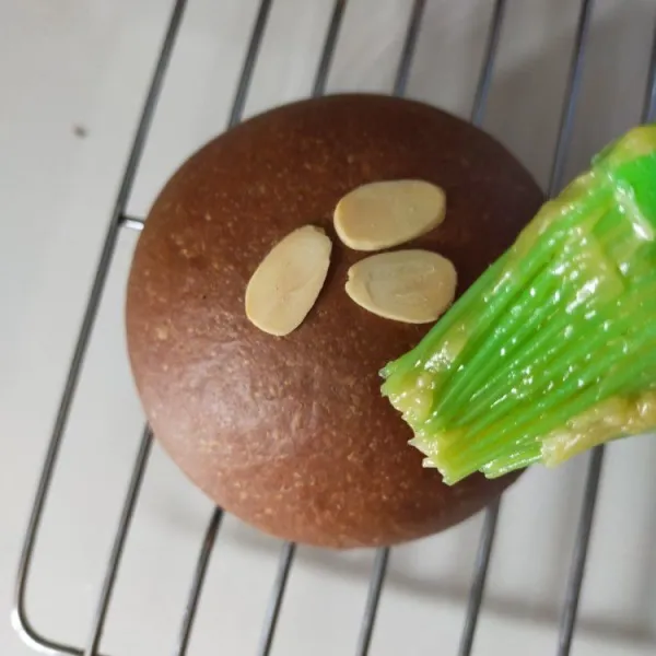 Keluar oven olesi dengan bahan olesan. Dinginkan dulu.