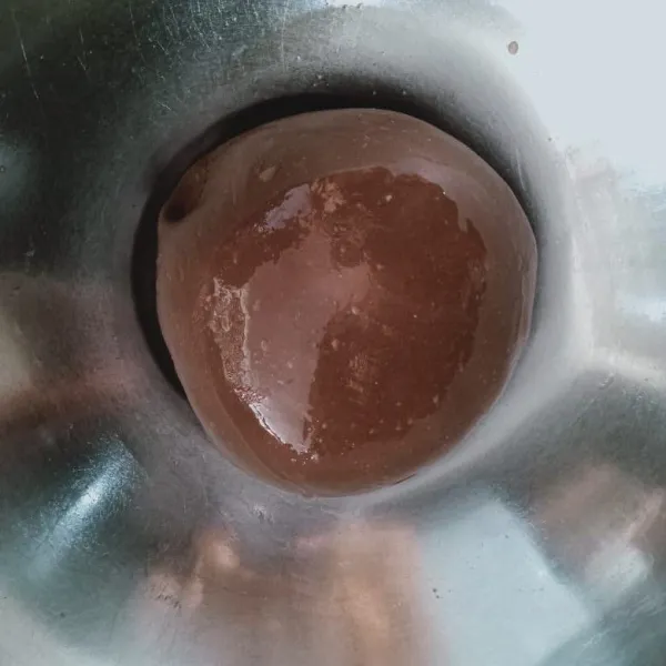 Bulatkan adonan. Simpan dalam wadah yang sudah di olesi minyak tipis-tipis. Tutup dengan plastik wrap. Diamkan selama 1 jam.