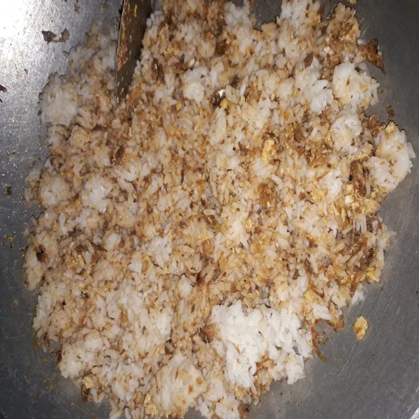 Masukan Nasi sambil diaduk perlahan, tambahkan garam lada dan kaldu bubuk. Koreksi rasa.