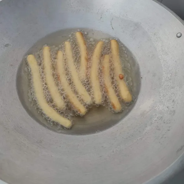 Panaskan minyak, goreng stik ubi hingga kuning kecoklatan. Tiriskan. beri topping sesuai selera.