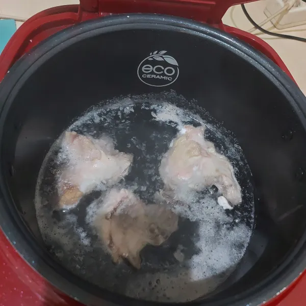 Didihkan air kemudian masukkan ayam rebus hingga matang.