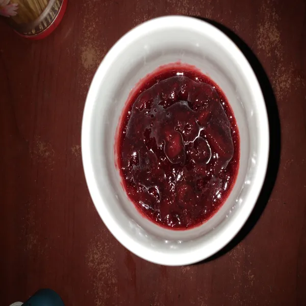 Cara penyajian : Taruh selai strawberry di dasar gelas, kemudian masukkan es batu sesuai selera.
