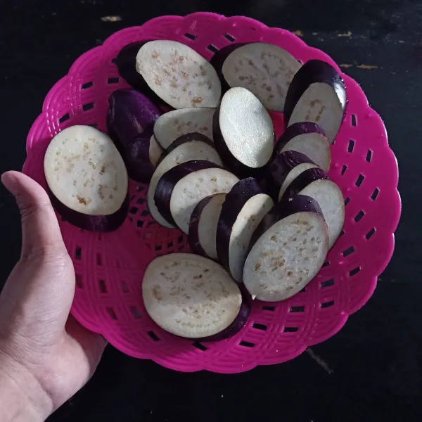 Potong terong, cuci bersih.