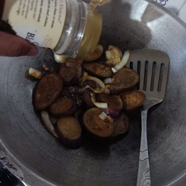 Masukkan terong, bumbui lada hitam, garam dan kaldu jamur.