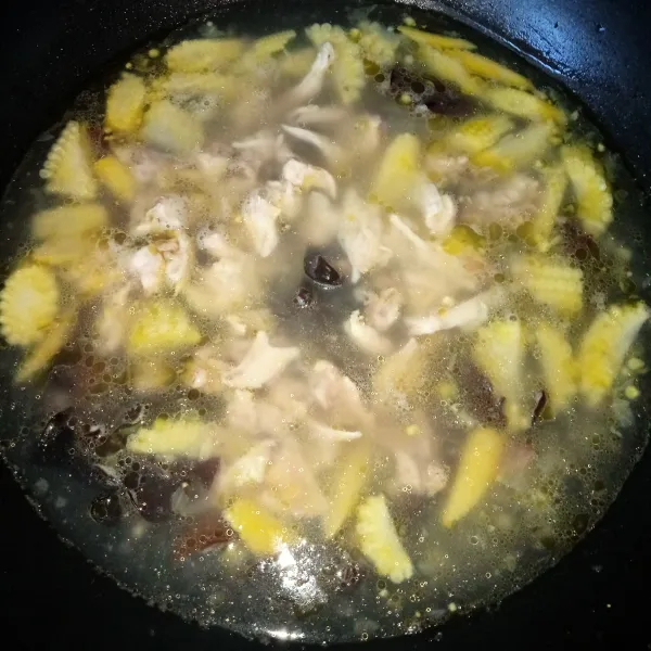 Masukkan ayam, masak hingga berubah warna. Tuang air, masukkan jamur kuping dan putren.