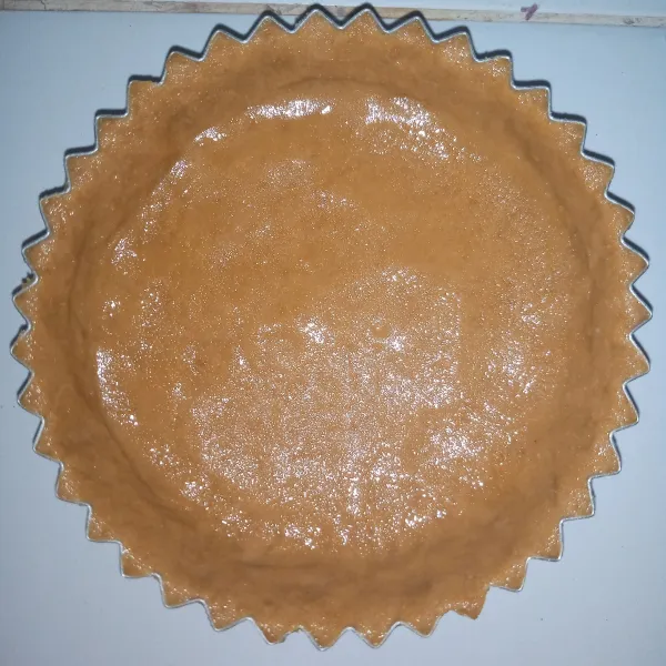 Pipihkan kulit pie di atas loyang kemudian simpan di dalam lemari es selama 15 menit.