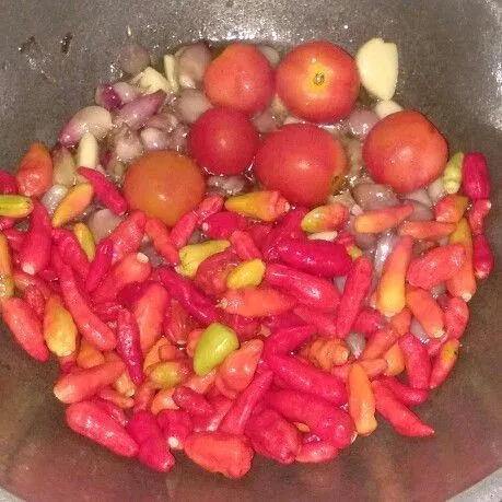 Masukkan cabai rawit dan tomat masak sampai layu,haluskan.