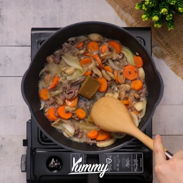 Dalam panci, tumis bawang putih dan bawang bombay hingga harum dan layu. Masukkan daging cincang, wortel, dan jamur, masak hingga kecoklatan.