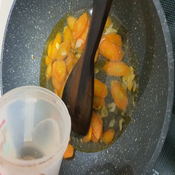 Kemudian masukkan air 100ml masak hingga wortel sedikit empuk.