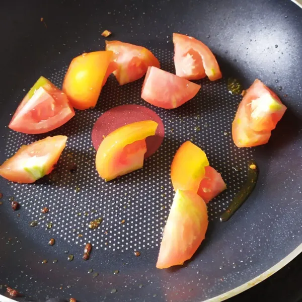 Tumis tomat yang sudah dipotong- potong di panci/teflon yang sama untuk menumis cabai hingga terlihat agak layu.