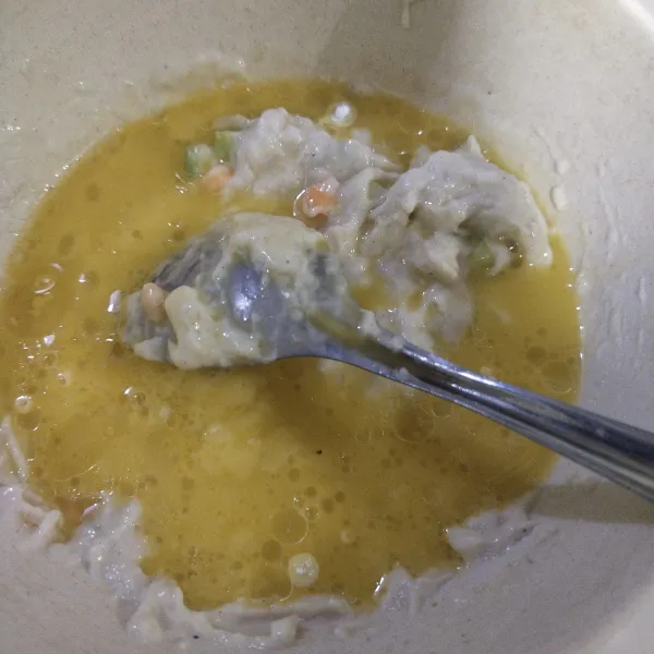Kemudian masukkan telur ayam dan masukkan garam dan kaldu jamur, aduk sampai rata.