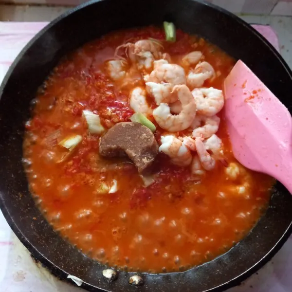 Masukkan udang, beri gula merah, garam, dan kaldu bubuk. Masak sampai sambal udang berubah warna. Cicipi rasanya terlebih dahulu, sebelum mematikan api. Lalu setelah matang, sajikan.