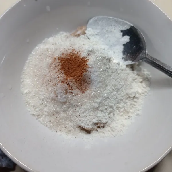 Lalu tambahkan tepung terigu, garam, gula pasir, kayu manis bubuk, aduk rata