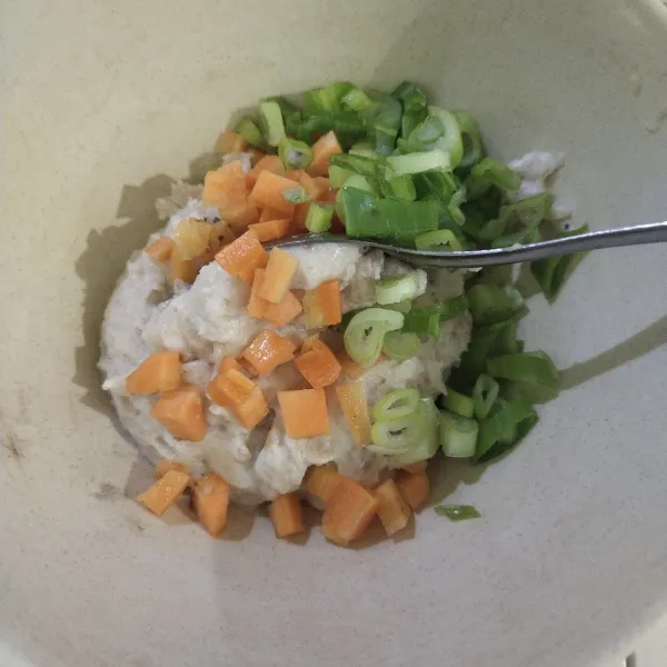 Kemudian masukkan irisan wortel dan daun prei seledri. Kemudian masukkan irisan bawang merah dan putih yang sudah digoreng, aduk sampai rata.