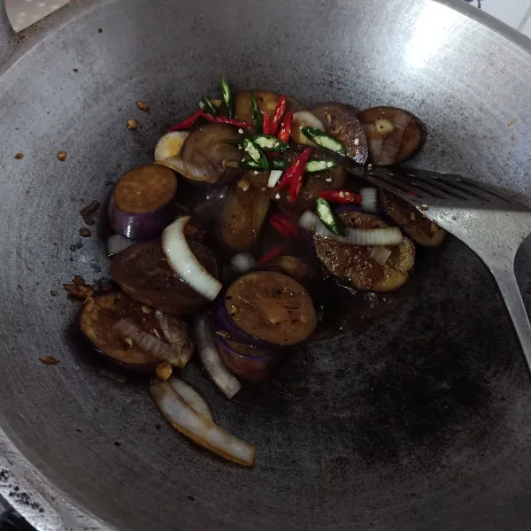 Masukkan irisan cabe, aduk rata, masak sampai matang.