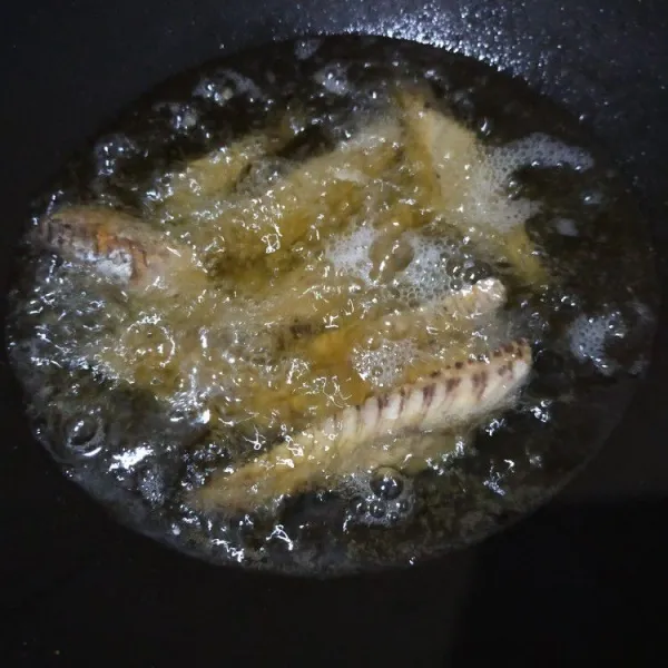 Goreng ikan tongkol hingga kering. Tiriskan, lalu biarkan agak hangat.
