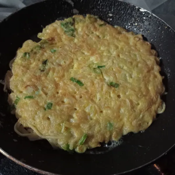 Balik masak juga hingga matang, tiriskan.