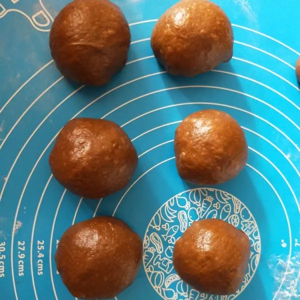 Setelah 1 jam, pindahkan ke meja kerja, bagi jadi 15 bagian. Bulatkan.