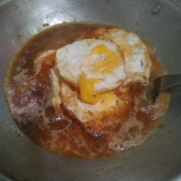 Masukkan telur ceplok, masak hingga kuah meresap ke dalam telur dan sedikit menyusut. Sajikan.