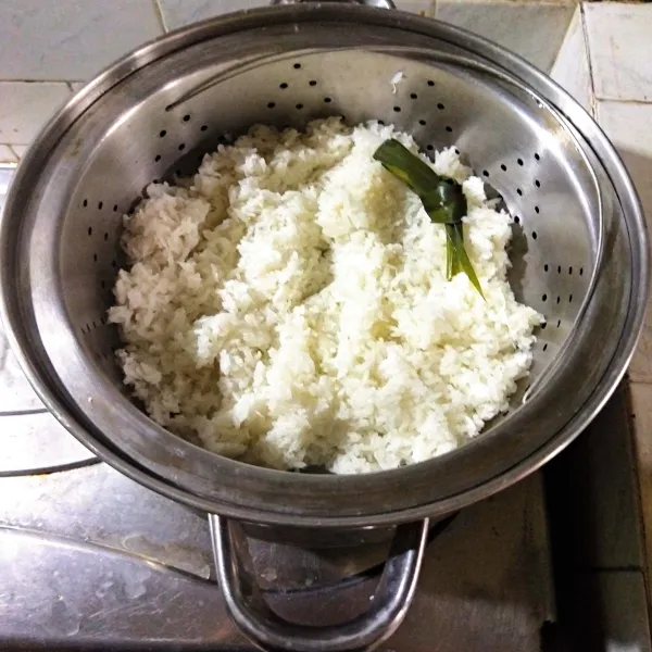Masak kembali ketan yang sudah dicampur tadi, kukus hingga ketan matang selama kira-kira 20 mnt. Angkat.