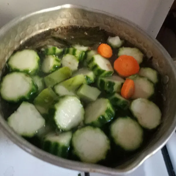 Masukkan sayuran, masak hingga matang.