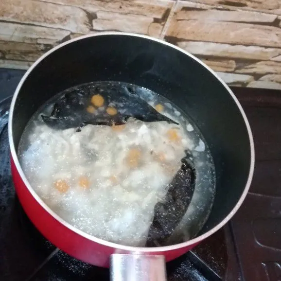Masukkan wortel, ayam, tahu, tomat dan nasi. Masak hingga lembut.
