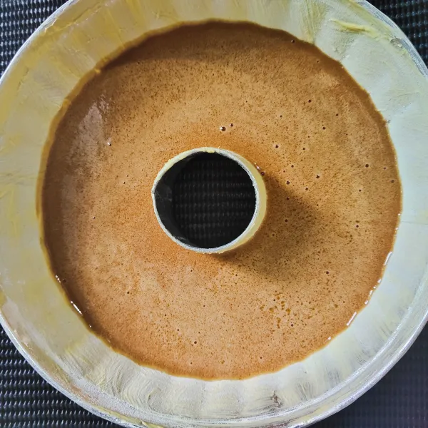 Masukkan adonan dalam loyang bulat beridiameter 20 cm yang sudah dioles carlo atau margarin, lalu panggang hingga matang sekitar 40 menit dengan api oven sedang.