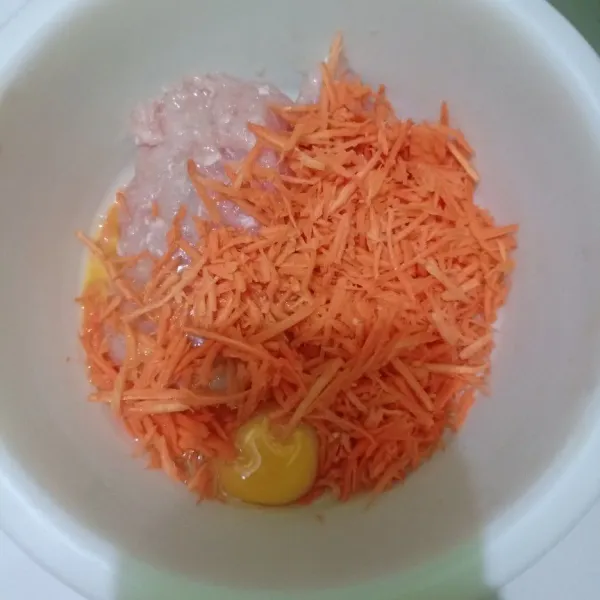 Campur ayam, wortel, dan telur aduk rata