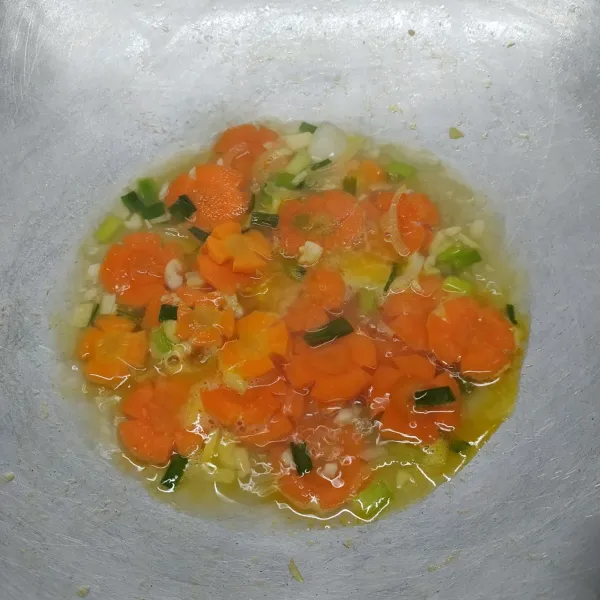 Masukkan wortel dan tambah secukupnya air. Masak sampai ½ matang.