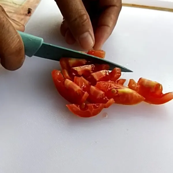 Potong 2 buah tomat