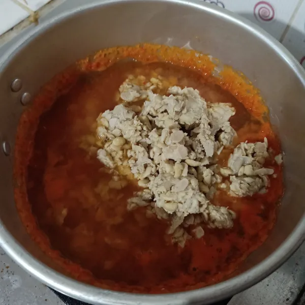 Masukkan tempe, aduk rata.