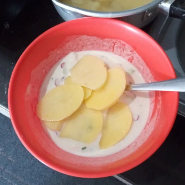 Masukkan kentang ke dalam adonan tepung,  aduk hingga kentang terbalut semua.