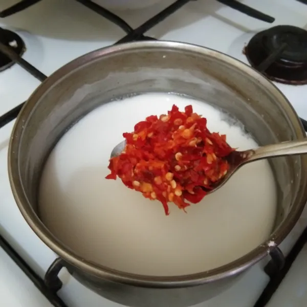 Haluskan bumbu halus seperti bawang putih, cabai merah keriting, dan cabai rawit. Tuang pada larutan tepung tapioka, tambahkan garam dan kaldu jamur.