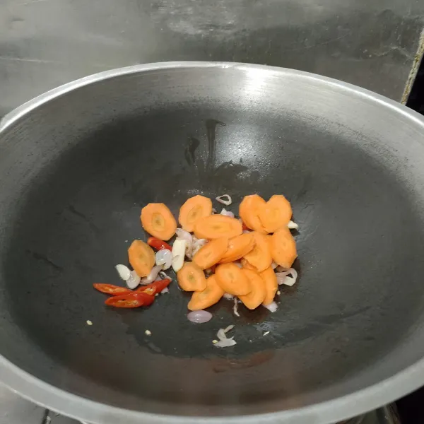 Kemudian masukkan wortel, aduk-aduk hingga wortel 1/2 matang.