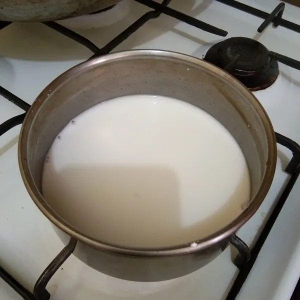 Larutkan tepung tapioka dengan air pada panci kecil.