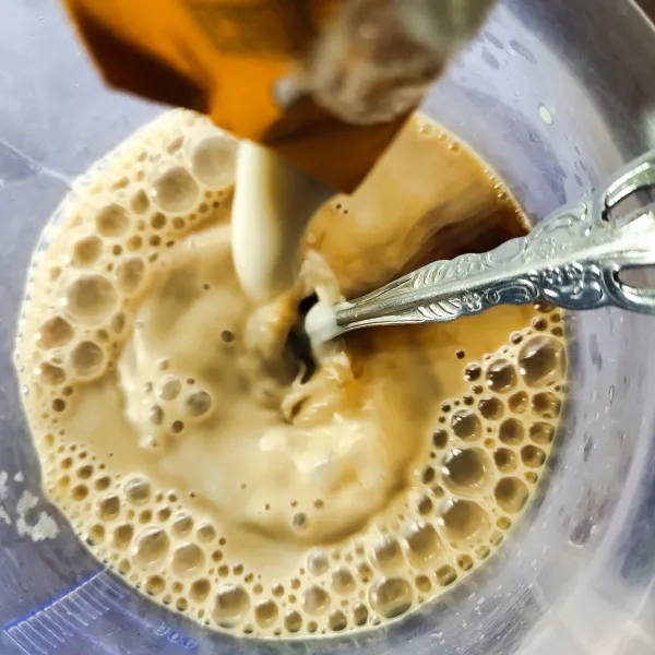 Tuangkan susu UHT rasa karamel, aduk hingga merata.