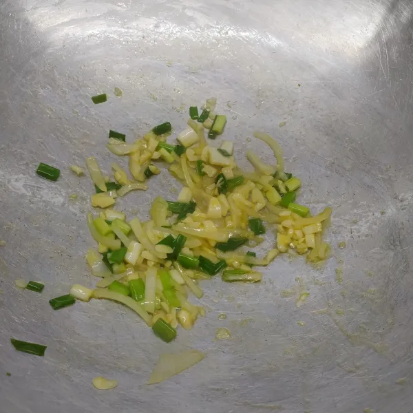 Masukkan bawang putih, bawang bombay dan daun bawang sampai harum dan layu.
