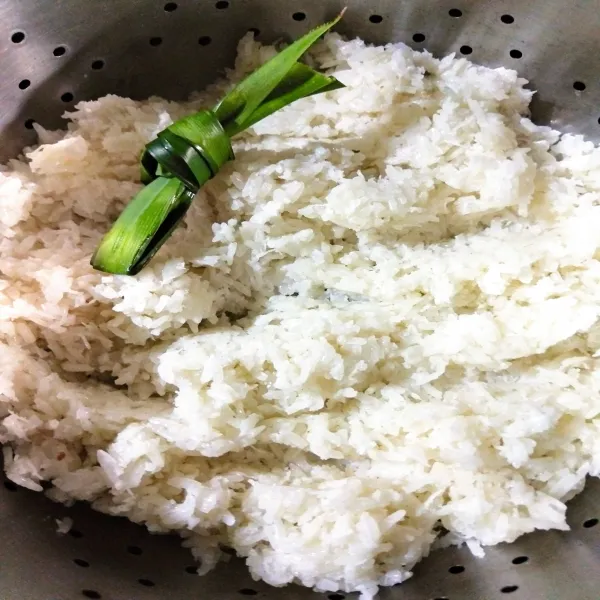 Angkat ketan setengah matang, campur ketan dengan kelapa parut dan garam aduk sampai rata (cek rasa). Tambahkan sedikit air jika perlu (bisa smp 50 ml) supaya ketan nanti tidak sulit dihaluskan.