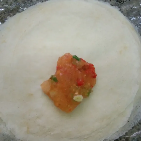 Siapkan kulit lumpia, tuang adonan tepung tapioka secukupnya, lipat dan bentuk seperti amplop, lakukan hingga adonan habis.