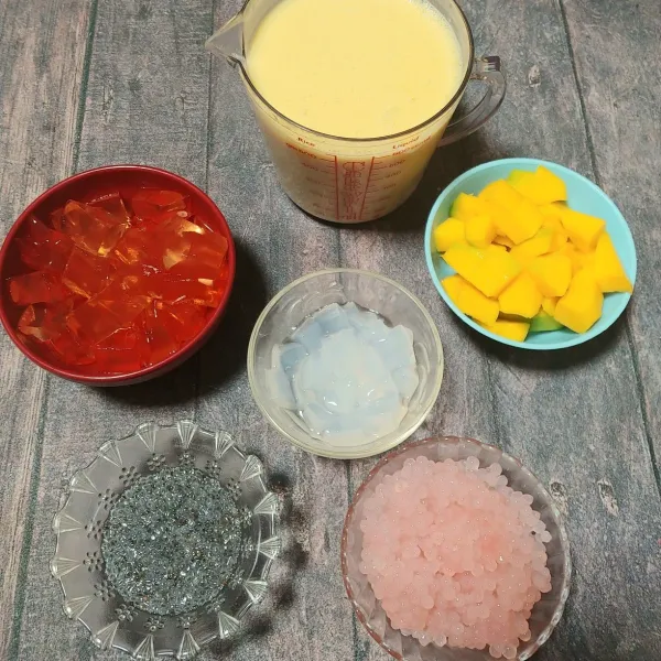 Siapkan semua bahan-bahannya, untuk sagu mutiara sebaiknya sebelum membuat saus creamy mangga sudah di rebus terlebih dahulu, begitu juga dengan jellynya, lalu siapkan bahan-bahan lain.
