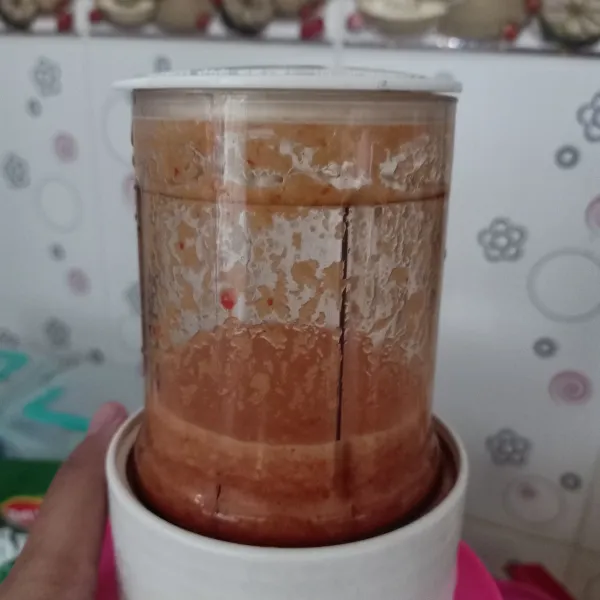 Blender bumbu sampai halus.