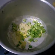 Tumis bawang putih yang sudah diparut/ cincang halus dan daun bawang yang sudah dipotong sampai harum.