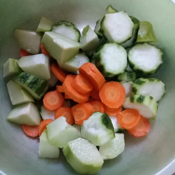 Siapkan sayuran potong.