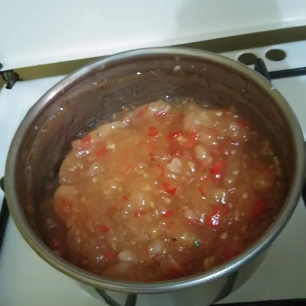 Nyalakan kompor dengan api kecil, aduk dan masak adonan hingga berubah warna.